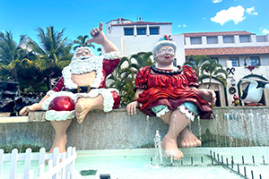 今年もホノルル市庁舎前に巨大サンタが登場！